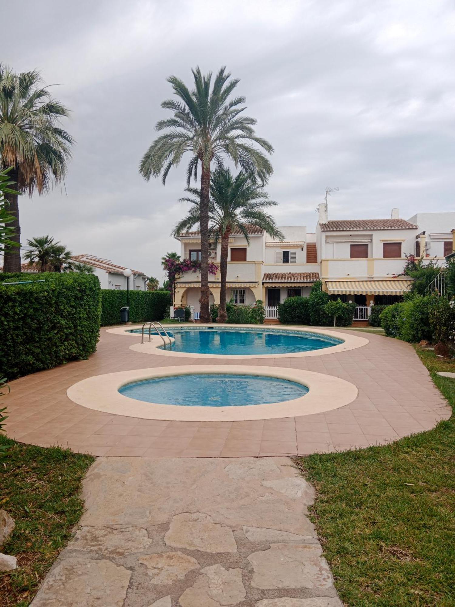 Hébergement de vacances Stylish House With Swimming Pool,near & Town, Wifi