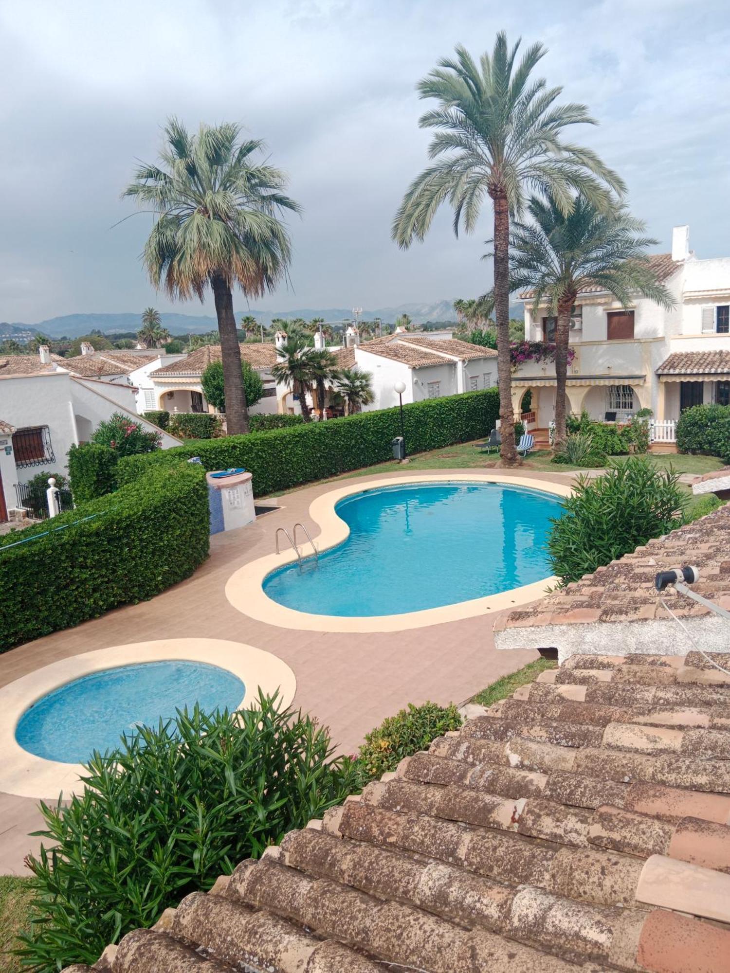 Hébergement de vacances Stylish House With Swimming Pool,near & Town, Wifi