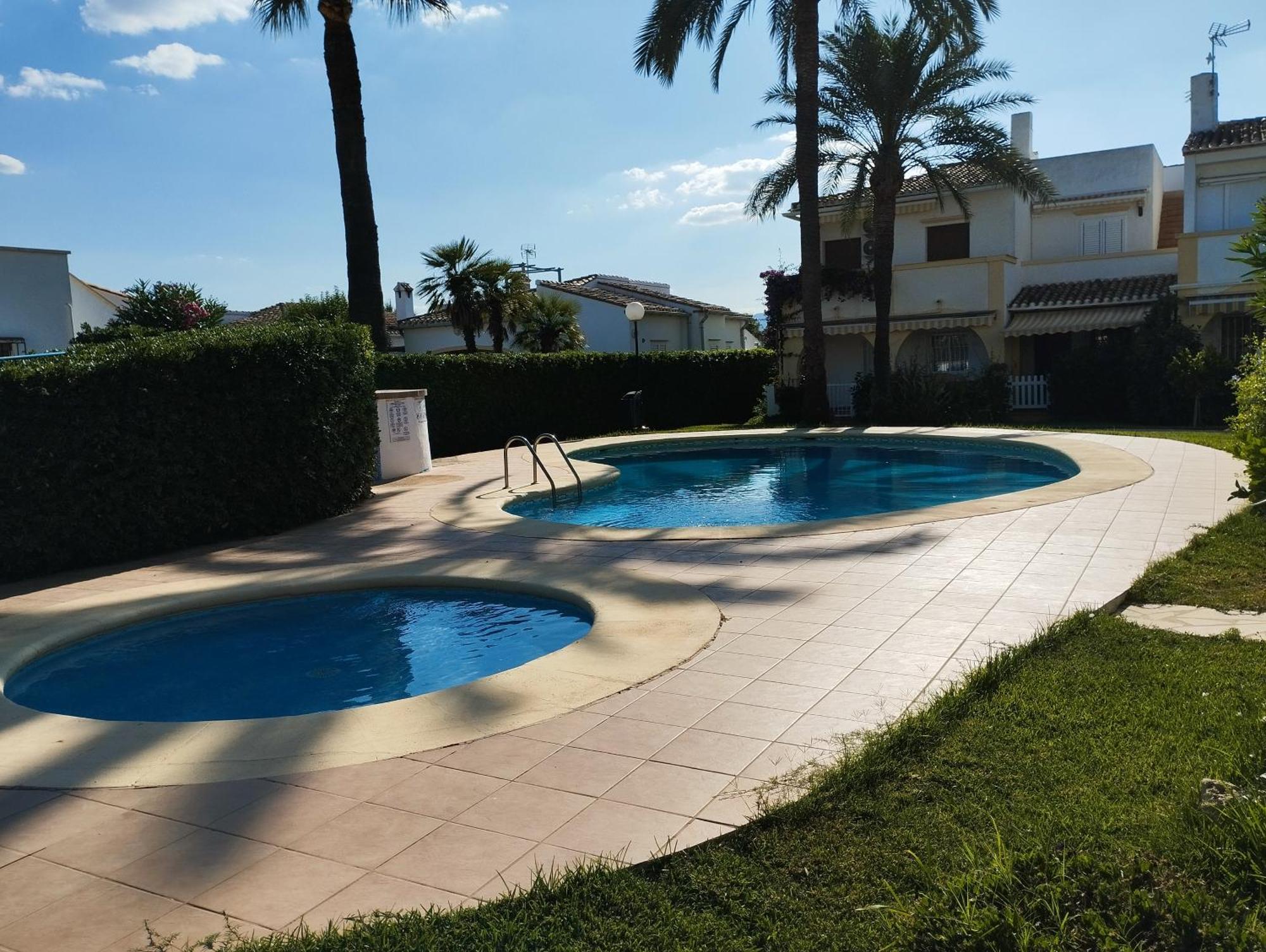 Hébergement de vacances Stylish House With Swimming Pool,near & Town, Wifi